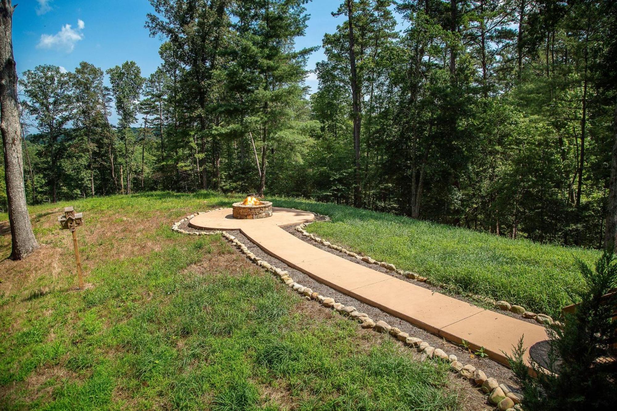 Adore The Smores Rustic Mountain Charm Outdoor Spaces And A Cozy Hot Tub Blue Ridge Esterno foto